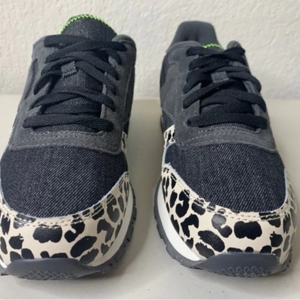 Reebok‎ x Wonder Woman Classic Leather - Kids Youth Size 5 Women's Size 6.5